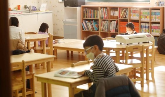 '코로나19' 확산으로 개학이 일주일 미뤄지며 긴급 돌봄교실 운영이 시작된 2일 오전 경기 고양시의 한 초등학교에 아이들이 독서를 하고 있다. / 사진=고양(경기)=김휘선 기자 hwijpg@