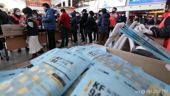 코로나19 확산이 지속되고 있는 2일 오후 서울역 내 중소기업명품마루 브랜드K에서 시민들이 마스크를 구매하고 있다. / 사진=김창현 기자 chmt@