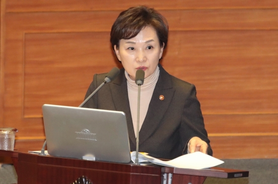 김현미 국토교통부 장관이 3일 서울 여의도 국회에서 열린 제376회국회(임시회) 제6차 본회의 '경제 분야 대정부질문'에서 답변하고 있다. /사진제공=뉴시스