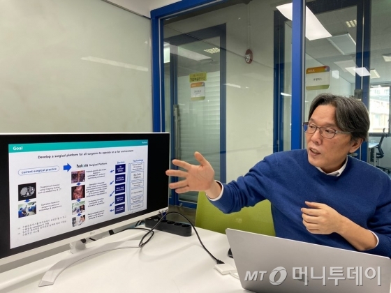 휴톰의 기술력을 설명하고 있는 형우진 대표 