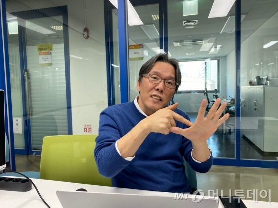 휴톰의 기술력을 설명하고 있는 형우진 대표 