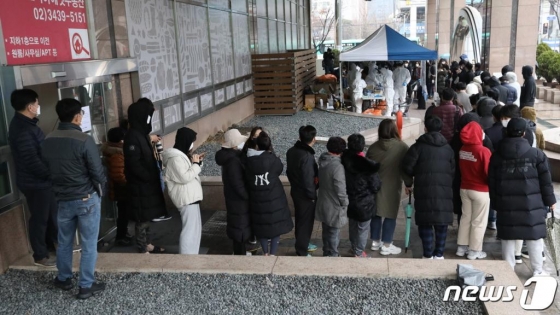 10일 오전 서울 구로구 코리아빌딩 앞에 마련된 선별진료소에서 입주자들이 코로나19(신종코로나 바이러스 감염증) 검진을 받고 있다./사진=뉴스1