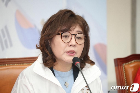 (서울=뉴스1) 김명섭 기자 = 양금희 여성유권자연맹 회장이 31일 서울 여의도 국회에서 열린 제1차 자유한국당 영입인재 환영식에서 인사말을 하고 있다. 2019.10.31/뉴스1