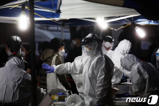 10일 오후 서울 구로구 코리아빌딩 앞에 마련된 선별진료소에서 의료진이 신종코로나 바이러스 감염증(코로나19) 검진을 하고 있다.   이날 서울시와 각 자치구, 경기도, 인천시의 코로나19 확진자 발표를 종합하면 현재까지 신도림동 콜센터 직원과 교육생, 그 가족과 접촉자 등 연관 확진자는 69명으로 밝혀졌다./사진=뉴스1