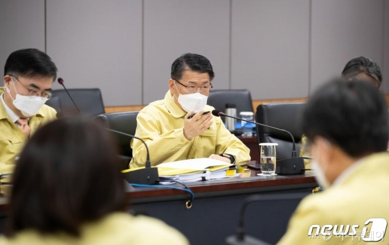 (서울=뉴스1) = 은성수 금융위원장이 4일 정부서울청사 금융위원회에서 열린 코로나19 비상대응체계 관련 현안점검회의에서 모두발언을 하고 있다. (금융위원회 제공) 2020.3.4/뉴스1