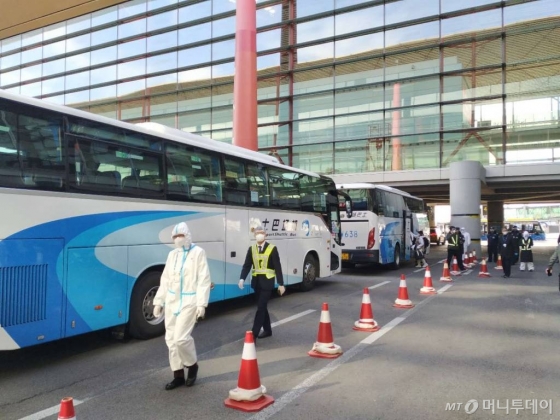 중국 베이징 서우두(首都) 공항에 도착한 한국인 승객들이 베이징 정부가 제공하는 차량을 타기 위해 이동하고 있다. 주중한국대사관 / 사진제공=주중한국대사관