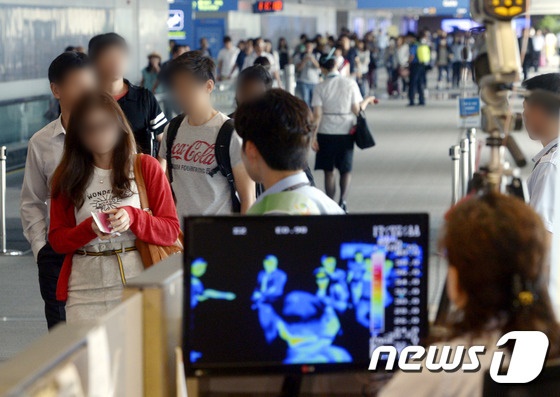 홍콩독감이 유행하던 2015년 당시 인천국제공항을 통해 입국하는 외국인 관광객 및 내국인들이 검역대에서 체열측정을 하는 모습./사진=뉴스1