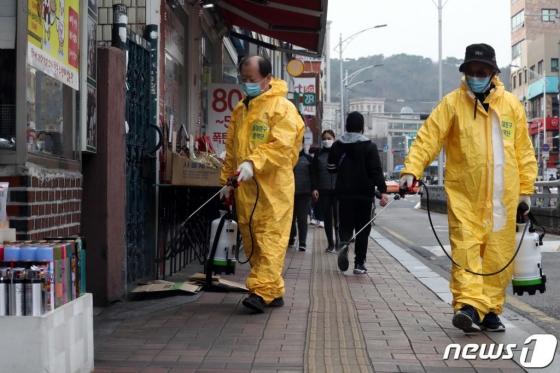 지난 9일 오후 서울 동대문구 외대입구역 앞에서 구청 관계자들이 방역작업을 하고 있다. 동대문구는 지난 8일 7명이 코로나19 확진 판정을 받았다.  /사진=뉴스1<br>
