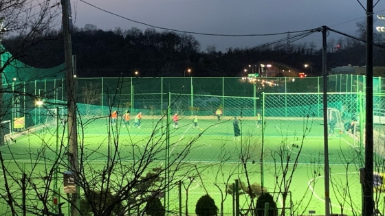 지난 12일 저녁 7시 서울 송파구 한 풋살 경기장에서 선수들이 경기를 하고 있다. /사진=김지성 기자