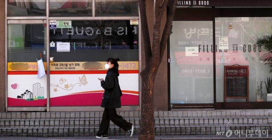 구로구 신도림동 콜센터에서 발생한 '코로나19' 확진자가 90명으로 늘어난 11일 서울 코리아빌딩 인근 상가에 임시 휴무 안내문구가 붙어있다. / 사진=김휘선 기자 hwijpg@