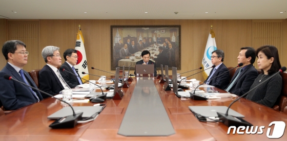 (서울=뉴스1) = 이주열 한국은행 총재가 16일 서울 중구 한국은행에서 열린 금융통화위원회를 주재하고 있다. 한국은행은 이날 기준금리를 0.5%포인트 낮춰 역대 최저치인 연 0.75%가 됐다. 0%대 기준금리는 사상 처음이다.(한국은행 제공) 2020.3.16/뉴스1