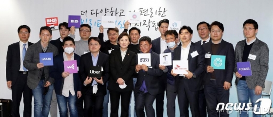 (서울=뉴스1) 박지혜 기자 = 김현미 국토교통부 장관이 17일 오후 서울 중구 서울시티타워에서 열린 간담회에서 모빌리티 업체 대표들과 기념촬영을 하고 있다.이날 국토부와 모빌리티 업계는 여객자동차법 개정 후속조치를 속도감 있게 진행코자 조속한 서비스 출시와 함께 이를 위한 대책도 신속히 추진키로 합의했다. 이날 간담회에는 KST모빌리티(마카롱)와 카카오모빌리티 등 기존의 택시기반 사업자는 물론 큐브카(파파)와 벅시 등 렌터카 기반 사업자와 새로운 사업을 준비하는 사업자까지 총 13개 모빌리티 업체가 참석했다. 타다를 운영하는 쏘카와 VCNC는 불참했다. 2020.3.17/뉴스1