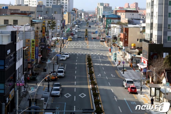 (청도=뉴스1) 정우용 기자 = 청도군의 대부분 상가들이 휴업에 들어간 가운데 23일 청도군청앞 도로가 텅 비어 있어 유령도시를 방불케하고 있다.2020.2.23/뉴스1