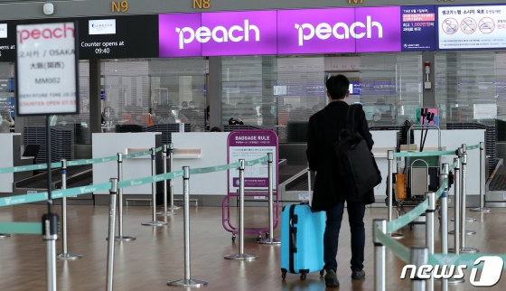(인천공항=뉴스1) 박지혜 기자 = 6일 오전 인천국제공항 1터미널 일본 저비용항공사 피치항공 카운터에서 오사카로 향하는 승객이 출국 수속을 하고 있다.일본 정부는 지난 5일 코로나 바이러스 감염증(코로나19) 확산을 막기 위해 한국과 중국에서 오는 입국자에 대해 9일부터 3월 말까지 2주간 격리 조치를 취한다고 발표했다. 한국·중국인에게 발급한 기존 비자의 효력도 정지했다. 무비자 입국을 중단하는 한편 신규 비자도 매우 제한적으로 발급하기로 했다. 한국인 입국을 사실상 금지한 것이다. 이에 대해 정부는 곧바로 일본인 입국자에 대한 격리 등 맞대응 조치를 검토키로 했다. 2020.3.6/뉴스1