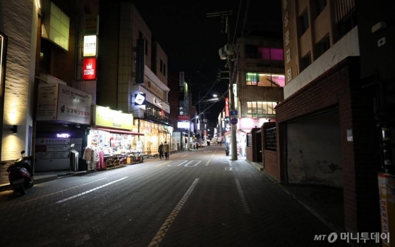 지난달 21일 오후 대구 동성로 일대가 평소와 달리 한산한 분위기가 연출되고 있다. / 사진=대구=임성균 기자 tjdrbs23@