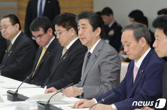 (도쿄 AFP=뉴스1) 사진은 기사와 직접적인 관련이 없음. 아베 신조 일본 총리가18일(현지시간) 도쿄 총리관저에서 열린 코로나19 대책회의에서 발언을 하고 있다.   ⓒ AFP=뉴스1