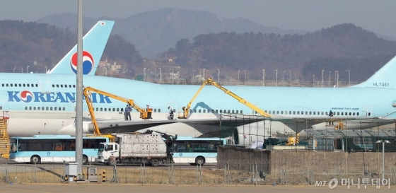 대항중국 우한 거주 한국 교민 수송을 위한 전세기 운항 일정이 지연된 가운데 30일 오후 인천국제공항 대한항공 계류장에서 관계자들이 20시 45분 출발 예정인 우한행 전세기 KE9883-HL7461편을 청소하고 있다. /사진=이기범 기자