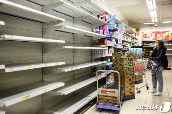 지난 5일 홍콩 한 슈퍼마켓의 종이타월 선반이 텅 비었다. © AFP=뉴스1 © News1