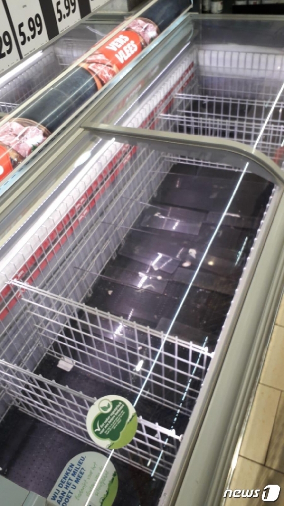 네덜란드 한 슈퍼마켓의 야채 코너가 비어 있다. © 뉴스1