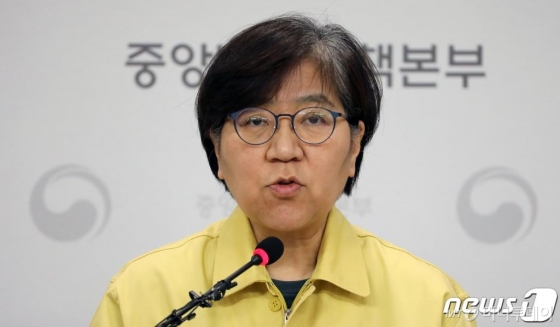 (청주=뉴스1) 장수영 기자 = 정은경 중앙방역대책본부장(질병관리본부장)이 9일 충북 청주시 오송읍 질병관리본부 브리핑실에서 신종 코로나바이러스 감염증(코로나19) 국내 발생현황 정례브리핑을 하고 있다.   방역당국은 이날 오전 0시 기준으로 확진자는 248명이 추가돼 총 확진자수는 7382명이라고 밝혔다.  2020.3.9/뉴스1