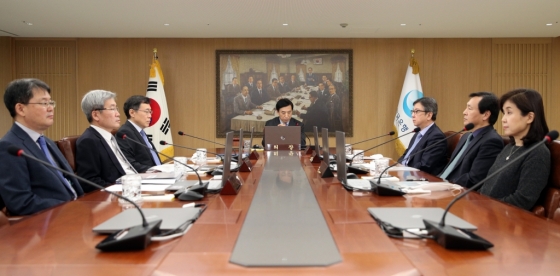 이주열 한국은행 총재가 지난 16일 서울 중구 한국은행에서 열린 임시 금융통화위원회를 주재하고 있다. /사진=한국은행