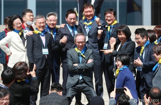[사진]활짝 웃는 열린민주당 비례대표 후보자들