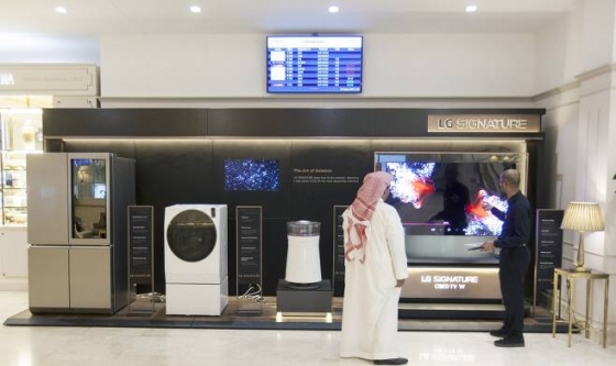 LG전자가 사우디아라비아 제다의 킹압둘아지즈국제공항 내 최고급 라운지에 전시한 프리미엄 브랜드 'LG 시그니처' 제품들을 라운지를 찾은 고객이 살펴보고 있다/사진제공=LG전자