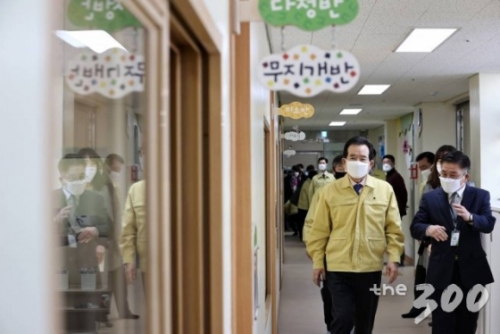 정세균 국무총리가 20일 오전 서울 마포구 동교초등학교에 마련된 돌봄교실을 살펴보고 있다./사진=김창현