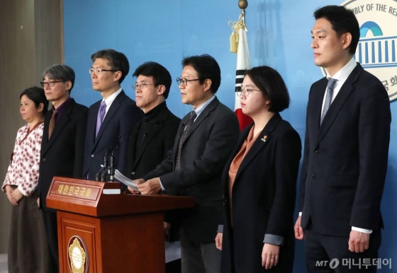 플랫폼 정당 시민을 위하여 우희종 공동대표를 비롯한 비례연합정당에 참여한 각당 대표들이 18일 오후 서울 여의도 국회 정론관에서 비례연합정당의 출발을 알리는 기자회견을 하고 있다. 우 대표는 이날 기자회견에서 "비례연합정당 당명은 더불어시민당으로 결정됐다"고 밝혔다. / 사진=홍봉진 기자 honggga@