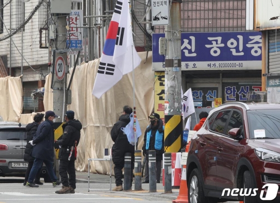 (서울=뉴스1) 1일 구속된 전광훈 한국기독교총연합회 대표회장이 담임목사로 있는 서울 성북구 사랑제일교회에서 경찰이 교회로 가는 길을 통제하고 있다.  신종 코로나바이러스 감염증(코로나19) 확산 위험 때문에 대형교회들이 이날 주일 예배를 온라인으로 대신했지만 사랑제일교회는 집회 성격의 3·1절 예배를 강행했다. 2020.3.1/뉴스1