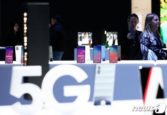 지난 1월 6일 국제가전전시회 'CES 2020' 개막을 하루 앞두고 미국 네바다주 라스베이거스 컨벤션센터에서 열린 삼성전자 사전 부스 투어에서 갤럭시 5G 라인업이 전시되어 있다. 2020.1.7/사진=뉴스1