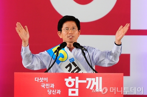 새누리당 김문수 대선 경선후보가 2012년 8월 1일 제주시 오라동 한라체육관에서 열린 제주합동연설회에서 정견발표를 하고 있다/사진=머니투데이DB