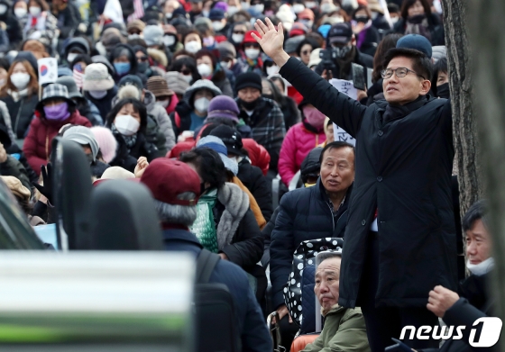 지난 2월 26일 청와대 사랑채 인근에서 김문수 자유통일당 대표가 전광훈 목사 구속에 항의 집회를 열고 찬송가를 부르고 있다./사진제공=뉴스1