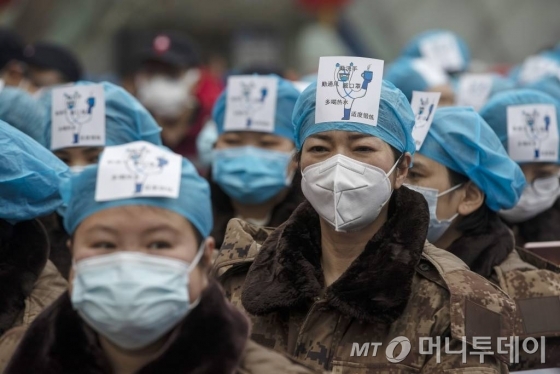 [우한=신화/뉴시스] 중국 후베이성 우한의 코로나 19 임시병원에서 9일 폐원식이 열리고 있는 가운데, 윈난성으로부터 파견됐던 여성 의료진들이 참석하고 있다. 2020.03.10