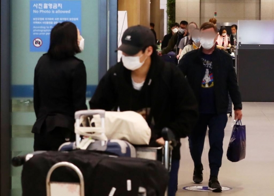 [인천공항=뉴시스]홍효식 기자 = 미국의 신종 코로나바이러스 감염증 (코로나19) 확진 환자가 3만명을 넘은 23일 인천국제공항 제1터미널에서 미국 샌프란시스코 발 여객기를 타고 온 입국자들이 입국장을 나서고 있다. 정부는 국내 코로나19 확산 방지를 위해 미국 등 유럽 외 다른 국가에서 오는 입국자에 대해서도 검역 강화 방안을 마련 중이라고 밝혔다. 2020.03.23.   yesphoto@newsis.com