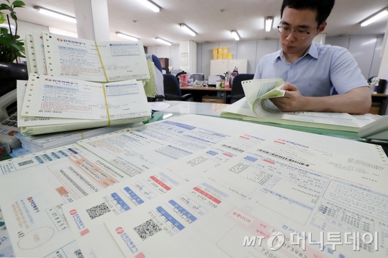 6일 서울 중구 한국전력 서울지역사업소에서 직원들이 가정으로 배부될 지난 7월 전기요금 고지서를 분류하고 있다.  2018.8.6/사진=뉴스1