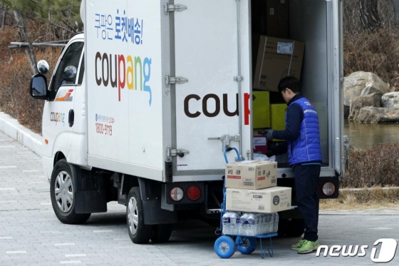(서울=뉴스1) 안은나 기자 = 신종 코로나 바이러스 감염증으로 인해 택배 물량이 늘어나고 있는 지난달 4일 서울 시내 아파트단지에서 택배기사가 분주히 움직이고 있다. 2020.2.4/뉴스1