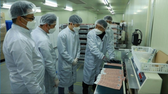 삼성전자 제조·설비 전문가팀이 국내 마스크 제조업체에서 제조공정 개선 작업을 하고 있다. /출처=삼성전자 뉴스룸 유튜브