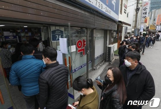 (서울=뉴스1) 신웅수 기자 = 공적마스크 5부제가 시행된 9일 오전 서울 종로구 직장 밀집 구역에 위치한 약국에서 시민들이 마스크를 구매하기 위해 줄을 서 있다. 마스크 5부제에 따라 출생연도 끝자리가 1·6이면 월요일, 2·7 화요일, 3·8 수요일, 4·9 목요일, 5·0은 금요일에 살 수 있으며 평일에 구매하지 못했다면 주말 중 하루를 골라 살 수 있다. 2020.3.9/뉴스1