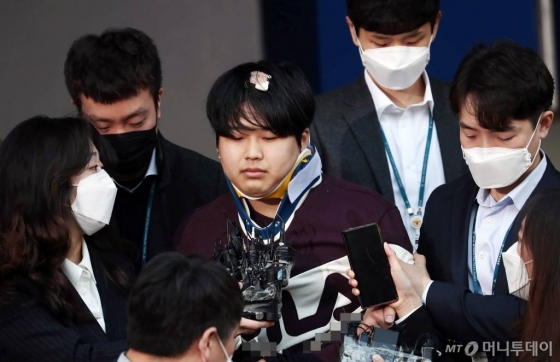 텔레그램에 ‘박사방’을 열고 미성년자를 포함한 여성들을 대상으로 성착취 범죄를 저지른 ‘박사’ 조주빈이 25일 오전 서울 종로구 종로경찰서에서 검찰로 송치되고있다. / 사진=김창현 기자 chmt@