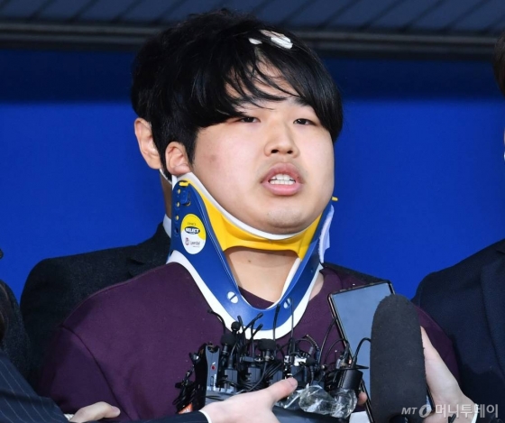 성 착취물을 제작·유포한 텔레그램 'N번방 사태' 박사방 운영자 조주빈이 검찰에 송치하기 위해 25일 오전 서울 종로구 종로경찰서에서 나와 취재진 질의에 답변하고 있다. /사진=김창현 기자