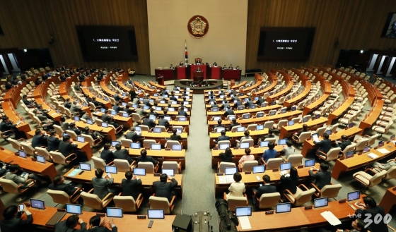 2018년 5월 24일 오전 서울 여의도 국회에서 열린 본회의에서 이낙연 국무총리가 대통령 개헌안에 대한 제안설명을 하고 있다. 이날 대통령 개헌안 투표에는 총 114명의 의원이 참석, 의결정족수(192석)에 한참 못미쳤다. 이날 본회의에는 정의당을 제외한 야당 의원들이 불참했고 더불어민주당 소속 의원들만 표결에 참여했다. /사진=이동훈 기자