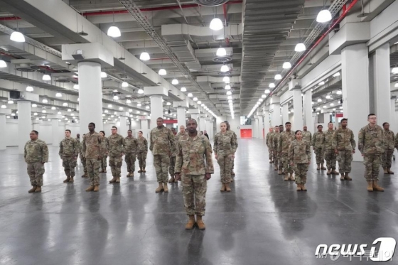 (뉴욕 AFP=뉴스1) 우동명 기자 = 23일(현지시간) 폭증하는 코로나19에 대응하기 위해 병원으로 바꿀 자비츠 컨벤션 센터에서 육군 주방위군들이 앤드루 쿠오모 뉴욕 주지사의 연설을 듣고 있다.  ⓒ AFP=뉴스1