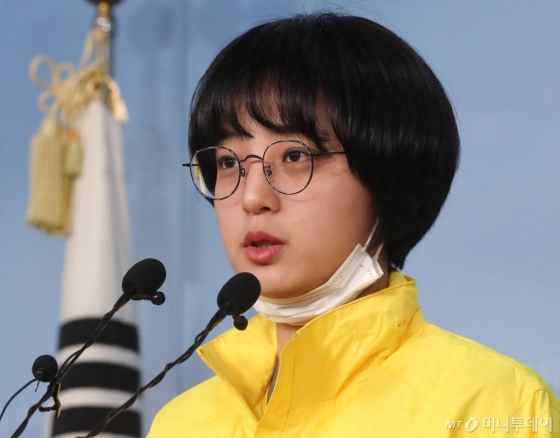 대리게임 문제로 도덕성 논란이 된 정의당 류호정 비례대표 후보가 16일 오전 서울 여의도 국회 정론관에서 입장을 밝히고 있다. / 사진=홍봉진 기자 honggga@