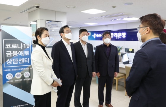 손태승 우리금융그룹 회장(왼쪽 두번째)과 권광석 신임 우리은행장(왼쪽 세번째)이 우리은행 남대문시장지점을 방문해 코로나19 사태로 어려움을 겪고 있는 남대문시장 소상공인들의 이야기를 경청하고 있다./사진제공=우리금융