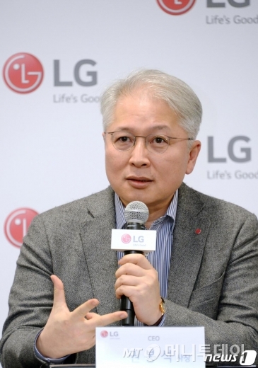 LG전자 CEO 권봉석 사장이 지난 1월8일(현지시간) 미국 라스베이거스에서 열린 기자간담회에서 올해 LG전자의 전략 방향을 소개하고 있다. /사진제공=LG전자