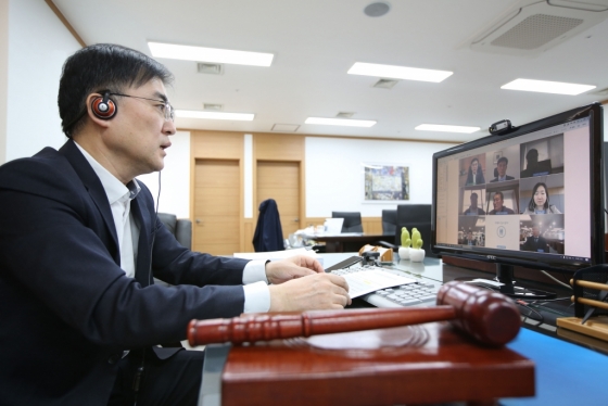 손병두 금융위 부위원장 겸 증권선물위원회 위원장이 25일 정부서울청사 금융위원회에서 증권선물위원회 회의를 화상으로 주재하고 있다. / 사진제공=금융위
