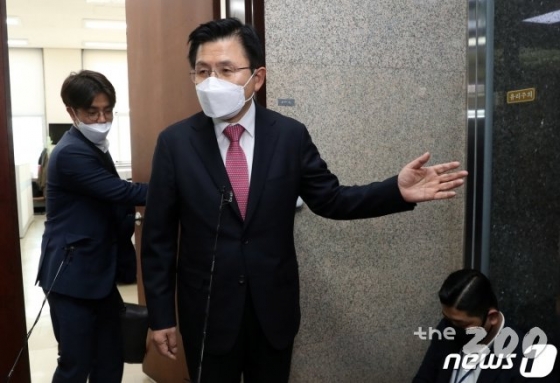 (서울=뉴스1) 박세연 기자 = 황교안 미래통합당 대표가 25일 오전 비공개 최고위원회의를 마치고 서울 여의도 국회 당대표실을 나서고 있다. 2020.3.25/뉴스1