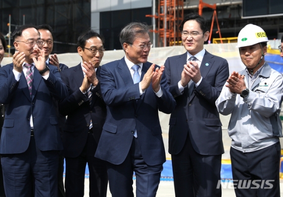 문재인 대통령과 이재용 삼성전자 부회장이 30일 경기도 화성 삼성전자 DSR에서 열린 시스템반도체 비전 선포식을 마친 후 EUV동 건설현장 앞에서 기념촬영을 하고 있다. 2019.04.30./사진제공=뉴시스<br>
<br>