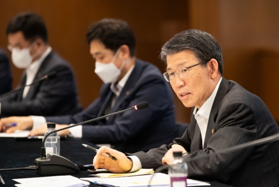 은성수 금융위원장이 25일 서울 명동 은행회관에서 금융권 협회장들과 간담회를 진행하고 있다. / 사진제공=금융위
